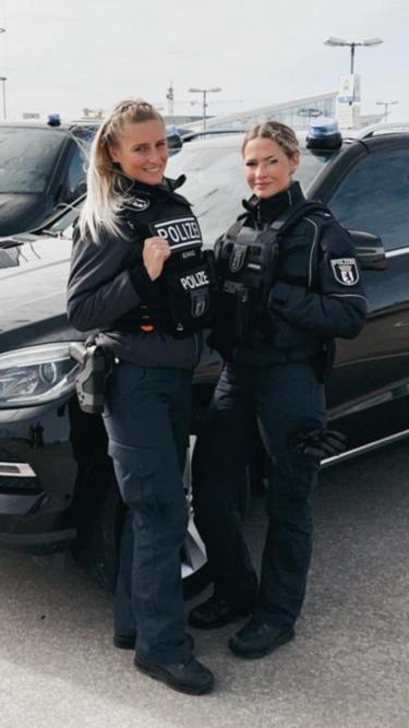 Polizistinnen mit Berliner Uniform